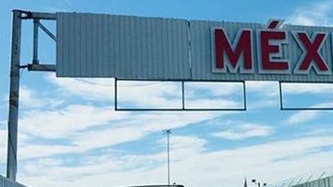 Entre Tijuana y San Ysidro cruzan diariamente unos 50,000 vehículos y 25,000 personas a pie.