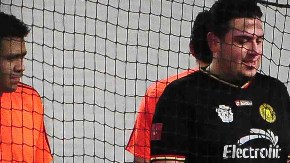 La Liga Taximaroa juega martes y domingos en Futsal Academy al norte de Chicago. (Javier Quiroz / La Raza)