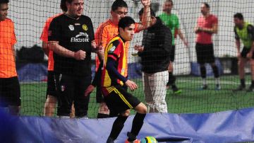 La Liga Taximaroa juega martes y domingos en Futsal Academy al norte de Chicago. (Javier Quiroz / La Raza)