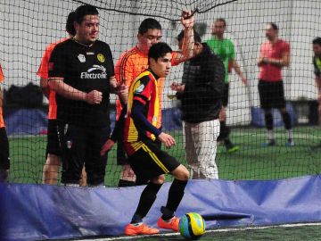 La Liga Taximaroa juega martes y domingos en Futsal Academy al norte de Chicago. (Javier Quiroz / La Raza)