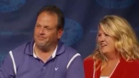 Paul White y Kimberly VanReese al momento de recibir el cheque ilustrativo del Powerball.