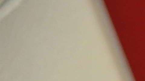 Un inmigrante detenido abraza a sus hijos durante una visita en el centro de Adelanto, en California.