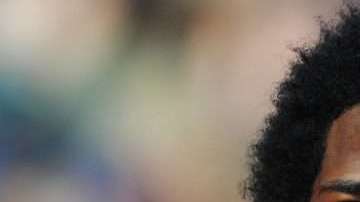 El colombiano Carlos Sánchez sufrió en pleno campo la partida de su amigo Davide Astori.  (Foto: Chris Brunskill/Getty Images)