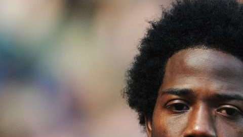 El colombiano Carlos Sánchez sufrió en pleno campo la partida de su amigo Davide Astori.  (Foto: Chris Brunskill/Getty Images)