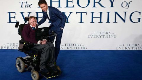 Eddie Redmayne interpretó a Stephen Hawking.