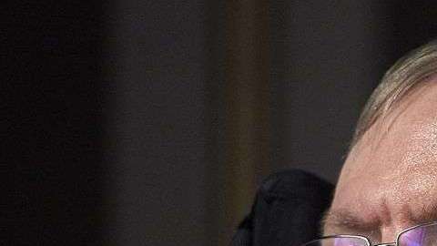 Stephen Hawking habla de un universo finito pero sin fronteras.