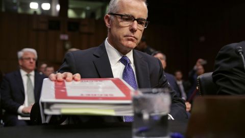 El Departamento de Justicia despidió al número dos del FBI, Andrew McCabe.