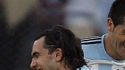 Juan Roman Riquelme y Carlos Tevez aquí con la camiseta albiceleste en el Mundial de Sudáfrica 2010.  (Foto: JUAN MABROMATA/AFP/Getty Images)