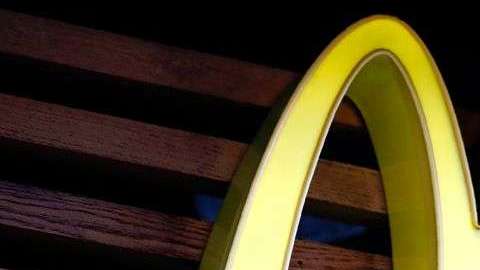 Este día, notarás algo raro en el logo de McDonald's