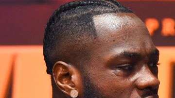 Deontay Wilder(izq.) se mide a Luis King Kong Ortiz. TIMOTHY A. CLARY/AFP/Getty Images