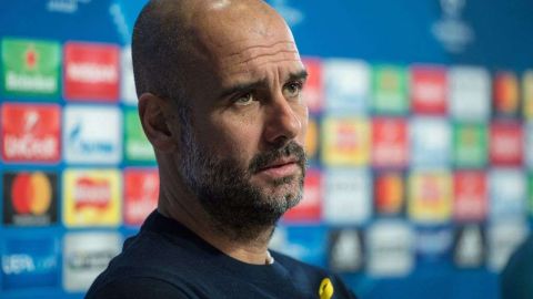 Pep Guardiola y su lazo amarillo.  OLI SCARFF/AFP/Getty Images