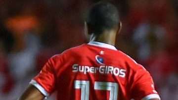 Un hincha ultra del equipo colombiano América de Cali increpa al jugador Juan Angulo. (Foto: LUIS ROBAYO/AFP/Getty Images)