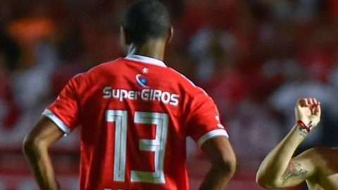 Un hincha ultra del equipo colombiano América de Cali increpa al jugador Juan Angulo. (Foto: LUIS ROBAYO/AFP/Getty Images)