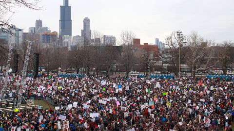 Cientos de miles de personas marchan en  Estados Unidos para exigir mayor control de armas. La 'Marcha por nuestras vidas' ha sido impulsada por los estudiantes sobrevivientes del tiroteo en la escuela Stoneman Douglas High, en Florida, y se ha proyectado a Washington DC y cientos de ciudades en Estados Unidos y el mundo.