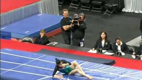 Mao Yi cayó mal y se fracturó el fémur de la pierna izquierda