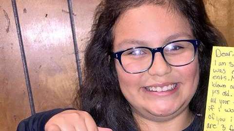 Esta pequeña decidió pintar los zapatos de su  hermana y éste fue el resultado.