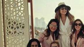 Basaran y sus amigas durante su estadía en Dubái.