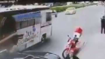 El hombre se sostenía de un poste de luz.