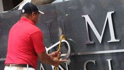 Un operario sacó el nombre de Trump de la puerta del edificio.