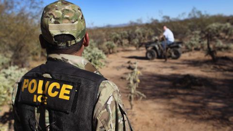 La última vez que se aceleró la contratación de agentes de ICEy Patrulla Fronteriza, aumentaron notablemente los casos de abuso y corrupción (Foto: archivo)