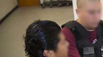 ACLU enlista varios casos de personas que piden asilo, pero son encarceladas.