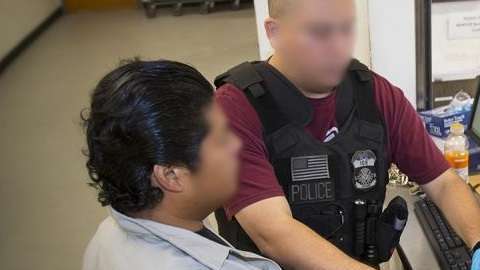 ACLU enlista varios casos de personas que piden asilo, pero son encarceladas.