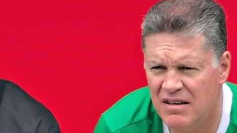 Ricardo Pelaez con la camiseta de la selección mexicana durante un partido de exhibición de veterano en el Zócalo capitalino. (Foto: Imago7/Alejandra Suárez)