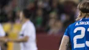 Ari Skulason e Hirving Lozano, durante uno de los tantos enfrentamientos que tuvieron en el partido entre México e Islandia. (Foto: Imago7/Luis Onofre)