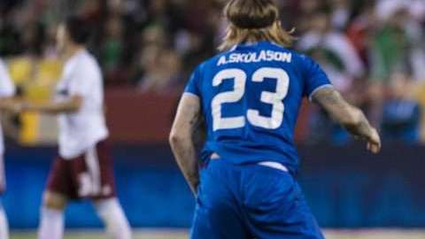 Ari Skulason e Hirving Lozano, durante uno de los tantos enfrentamientos que tuvieron en el partido entre México e Islandia. (Foto: Imago7/Luis Onofre)
