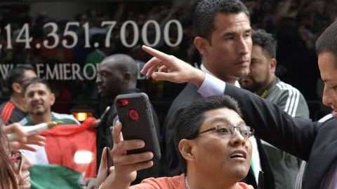 Javier Hernández a la llegada de la selección memxicana a la ciudad de Dallas, para el partido frente a Croacia. (Foto: Imago7/Etzel Espinosa)