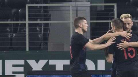 Ivan Rakitic celebra su gol al Tri con sus compañeros de Croacia en la cancha del estacio AT&T. (Foto: Imago7/Luis Onofre)
