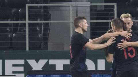 Ivan Rakitic celebra su gol al Tri con sus compañeros de Croacia en la cancha del estacio AT&T. (Foto: Imago7/Luis Onofre)