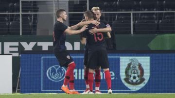 Ivan Rakitic celebra su gol al Tri con sus compañeros de Croacia en la cancha del estacio AT&T. (Foto: Imago7/Luis Onofre)