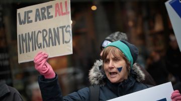 Manifestantes protestaron contra la deportación de inmigrantes en Chicago.