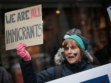Manifestantes protestaron contra la deportación de inmigrantes en Chicago.