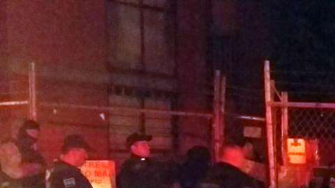 Alrededor de 60 vecinos golpearon a los presuntos delincuentes.