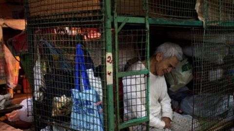 Tam Wing Dik, de 78 años, vive en una jaula en Hong Kong.