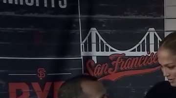 Jennifer López llegó hasta la cabina de transmisiones de ESPN para desearle suerte a Alex Rodríguez, ahora analista de dicha cadena.