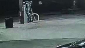 El ladrón bajó al bebé y lo dejó en otra gasolinera.