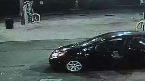 El ladrón bajó al bebé y lo dejó en otra gasolinera.