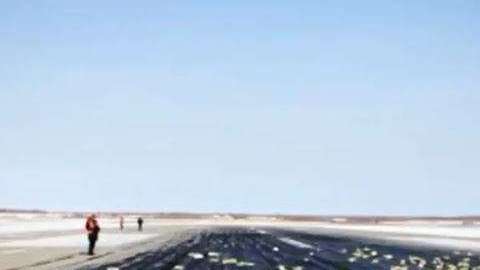 Los lingotes quedaron esparcidos en la pista de despegue.