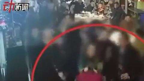 La mesera fue víctima de unos clientes impacientes.