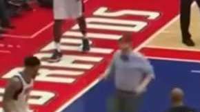 Zeke Upshaw se desplomó en la duela durante un partido