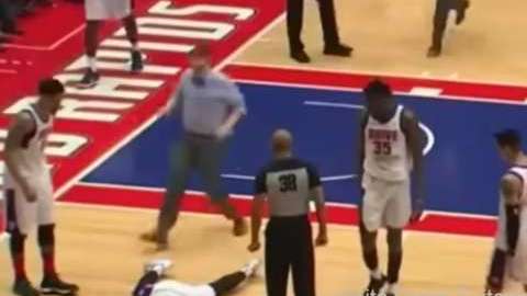 Zeke Upshaw se desplomó en la duela durante un partido