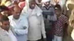 Mujer es azotada en la India.