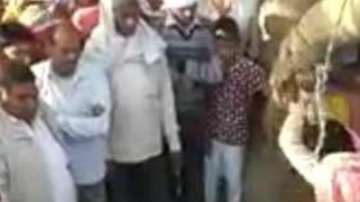 Mujer es azotada en la India.