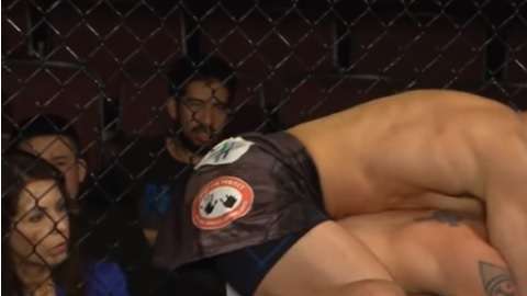 Nick Newell noqueó a su rival, pese a estar manco