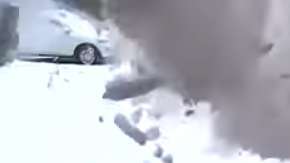 El pedazo de nieve se desprendió del techo.