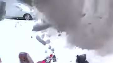 El pedazo de nieve se desprendió del techo.