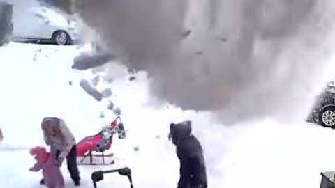 El pedazo de nieve se desprendió del techo.